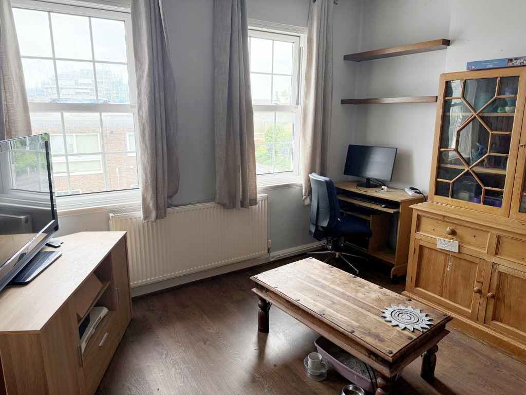 Lot: 11 - TWO-BEDROOM FLAT FOR INVESTMENT IN TOWN CENTRE - Living room with two windows to the front